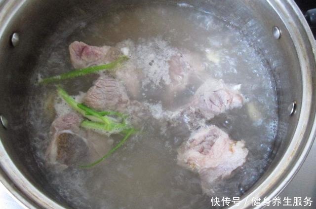 为啥排骨焯水后变得又腥又柴看到大厨操作才知道,问题出在水上
