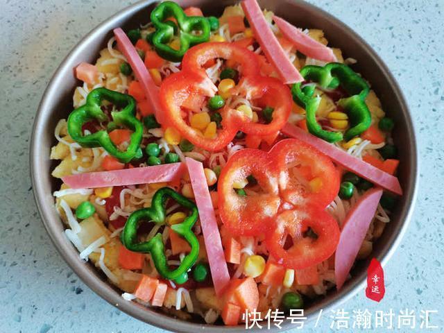 拉丝|没想到馒头做的披萨也这么美味，披萨底部金黄，蛋香奶香味道浓郁