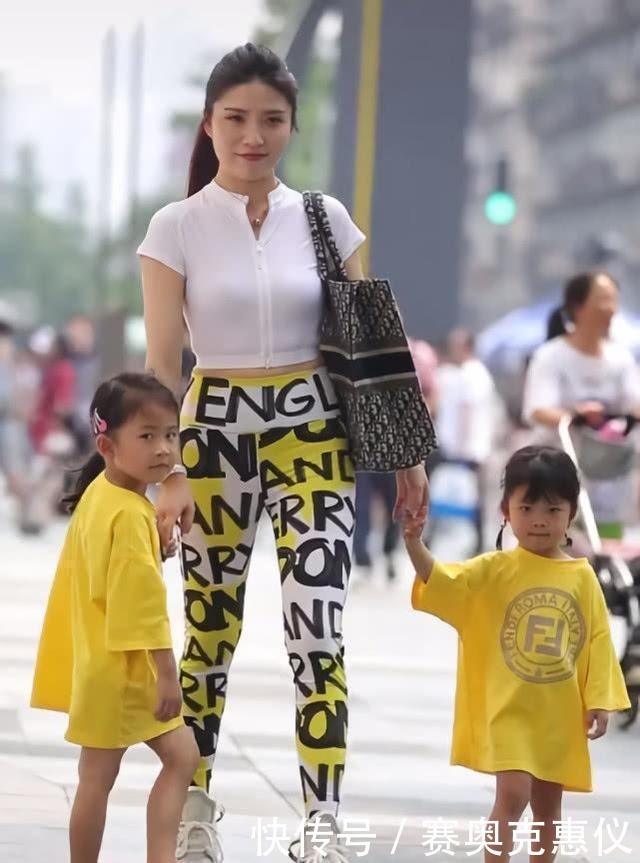 无痕|时髦辣妈白衬衫,配上花纹无痕裤,款式精致,充满童趣