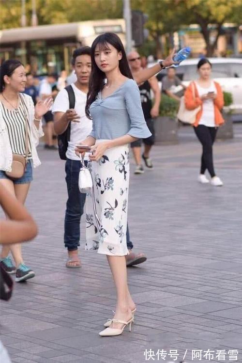 美女 美女穿搭:性感妩媚的尖头高跟,露出迷人的脚踝,体现浓郁的时尚气息