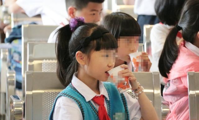 香精|3种价高又没营养的牛奶,医生都是“假”的,再馋也别给孩子买