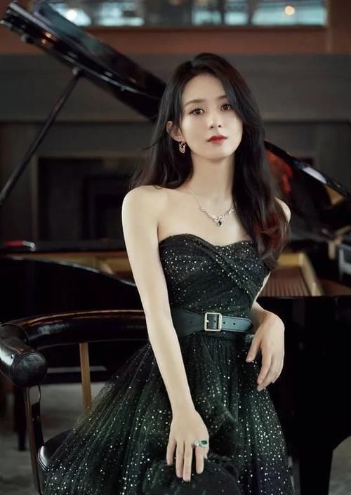 脸上有这3个特征的女生,尽量避开披发散发,露出你的五官更漂亮