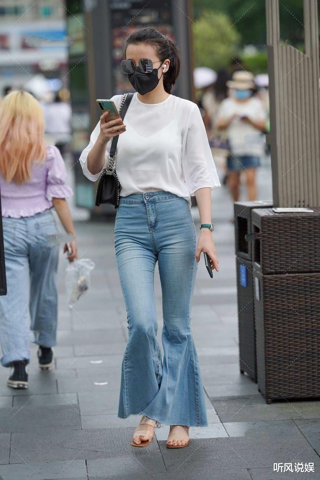 普通的衣服也可以穿出时髦感，白色搭配蓝色牛仔裤，清新时尚