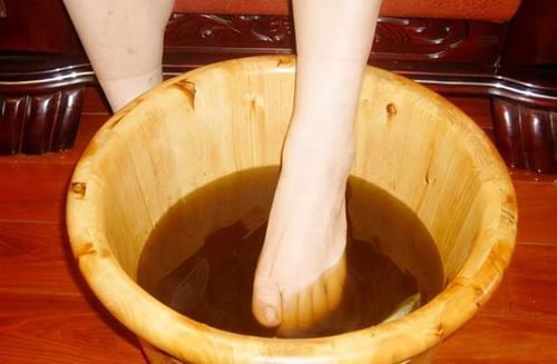 热水泡脚“胜吃补药”，脚还是人的第二心脏？3大讲究不注意白搭
