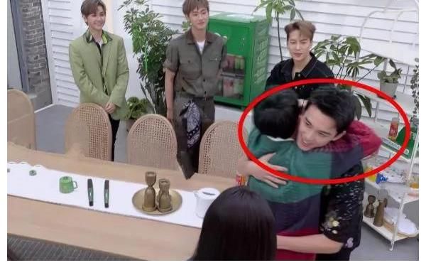 cp|赵丽颖做客《冰箱》，与何炅拥抱方式甜出天际，cp合体网友爷青回