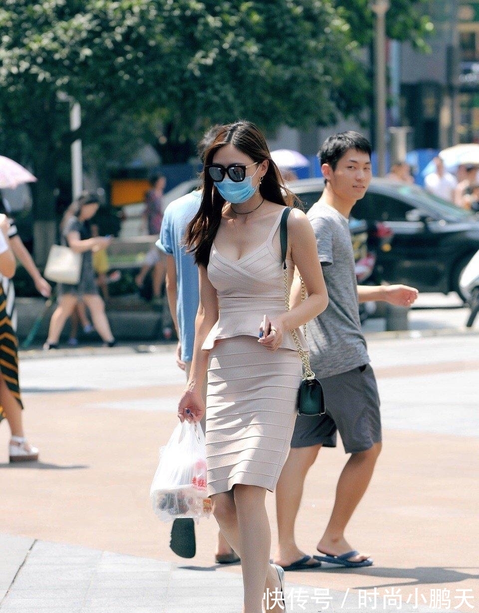 荷叶花边裙 灰色无袖横纹荷叶花边裙,大方得体,贴身舒适