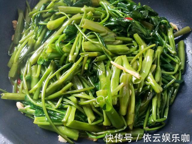 茎干|炒空心菜别焯水，学会餐馆的做法，多加2物，爽脆入味不发黑