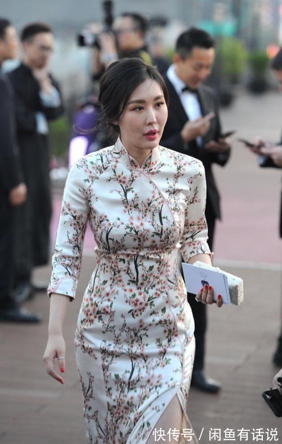 知性|王石小30岁娇妻越来越富态,穿开叉旗袍身材挺有韵味,阔太范十足
