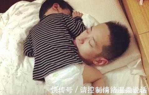 宝妈|带娃睡觉总被“踢醒”,宝宝睡觉喜欢“来回滚”,原因让妈妈感动