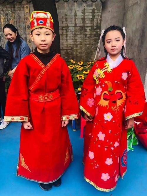  大南路小学493件创意“剪纸汉服”登上“秀场”，展现民族服饰之美！