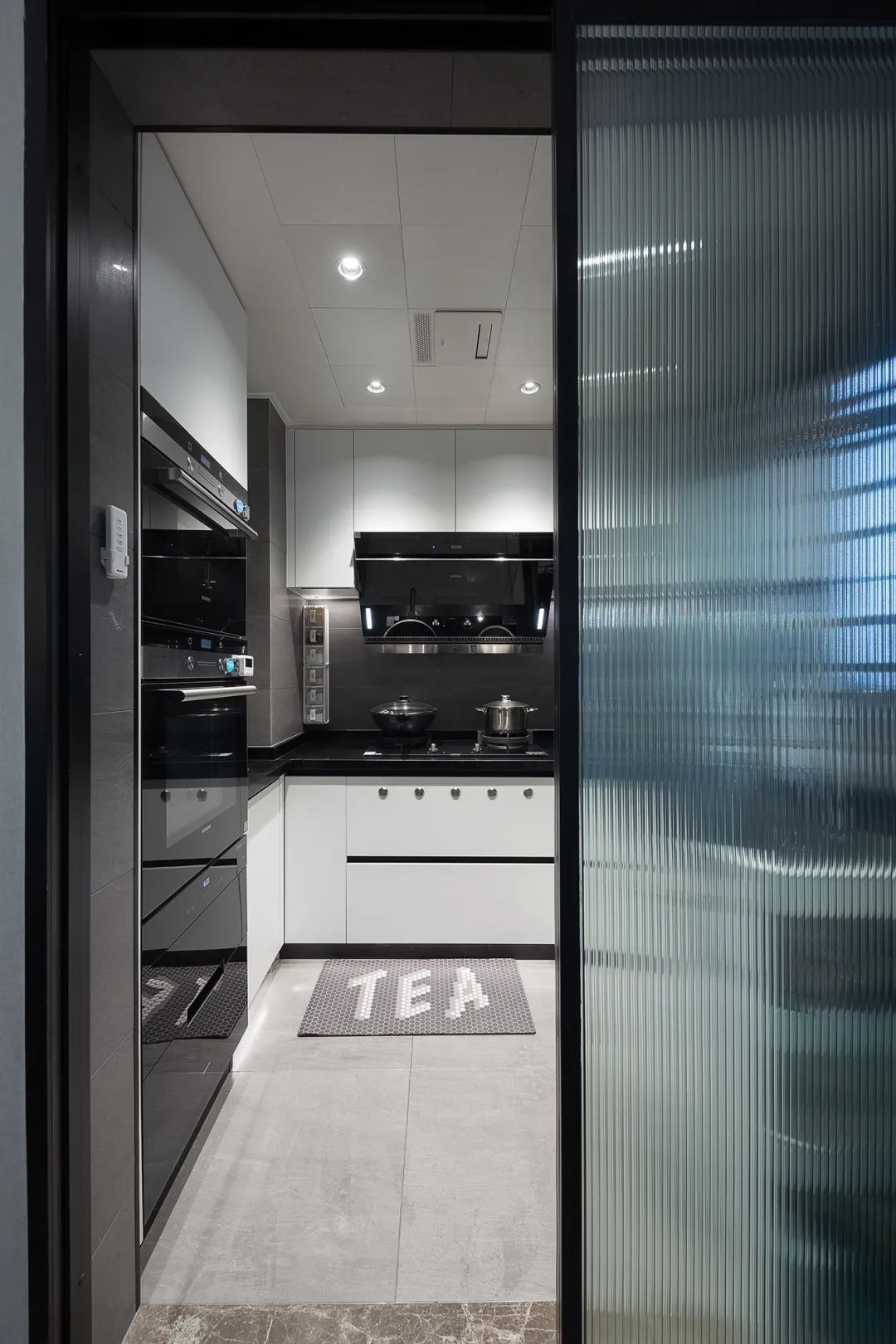 布置|125㎡现代黑白灰+木质感,简雅舒适无主灯,品质生活好自然