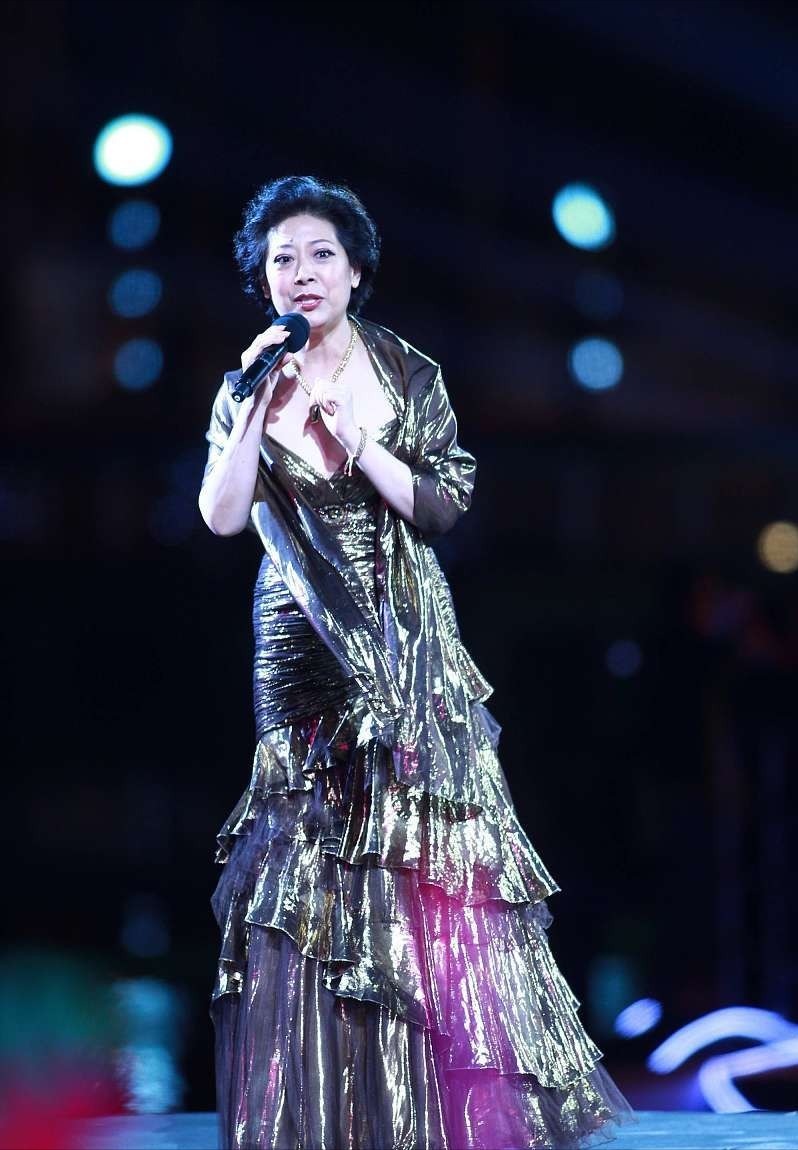 深色 关牧村还是挺不服老的, 这么招摇的裙子, 小姑娘都不一定会穿