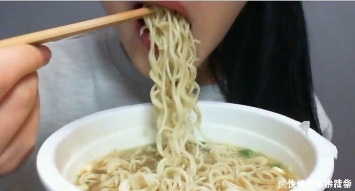 泡面|为啥泡面“一包吃不饱,两包吃不完”看完才发现商家的“猫腻”
