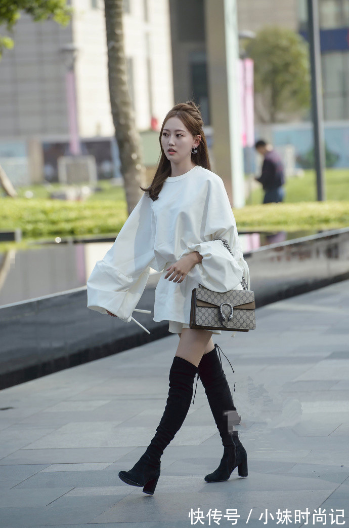 百搭|成都街拍,黑白渐变连衣裙搭配白色运动鞋,简约随意又百搭