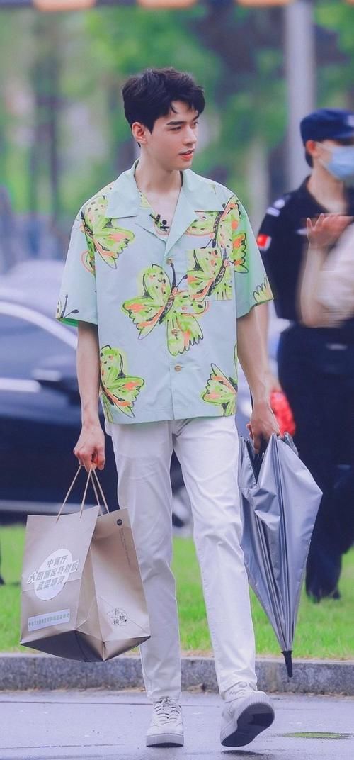 龚俊|《中餐厅》更新,龚俊身穿花蝴蝶衬衫太养眼,妥妥的“大学生”