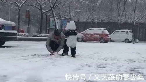 带娃|“最无情奶爸”带娃玩雪走红,奶奶提着30米大刀在赶来的路上