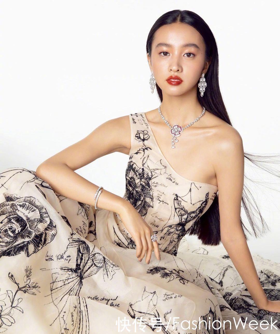 木村光希可塑性太强，穿黑色蕾丝裙展女人味，时尚表现力超赞