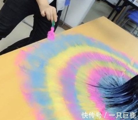 奇闻 奇闻:失恋女孩染了一头五颜六色的发型,比孔雀开屏还美啊