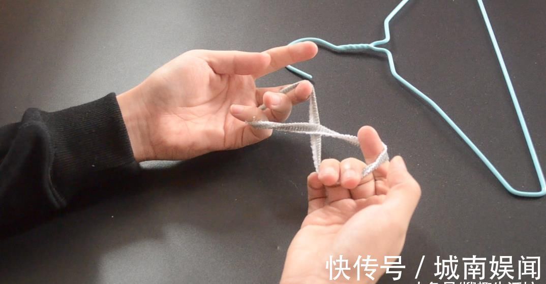 家庭|袜子剪一剪套在衣架上太实用了, 解决了很多家庭的困扰, 赶紧试试