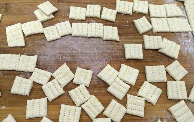 熬粥|小米别只会熬粥了,加碗面粉,教你做小米锅巴,焦香酥脆,无添加