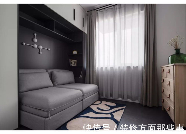 荷尔德林|86平现代简约风二居室,客厅打破常规的布局设计时尚