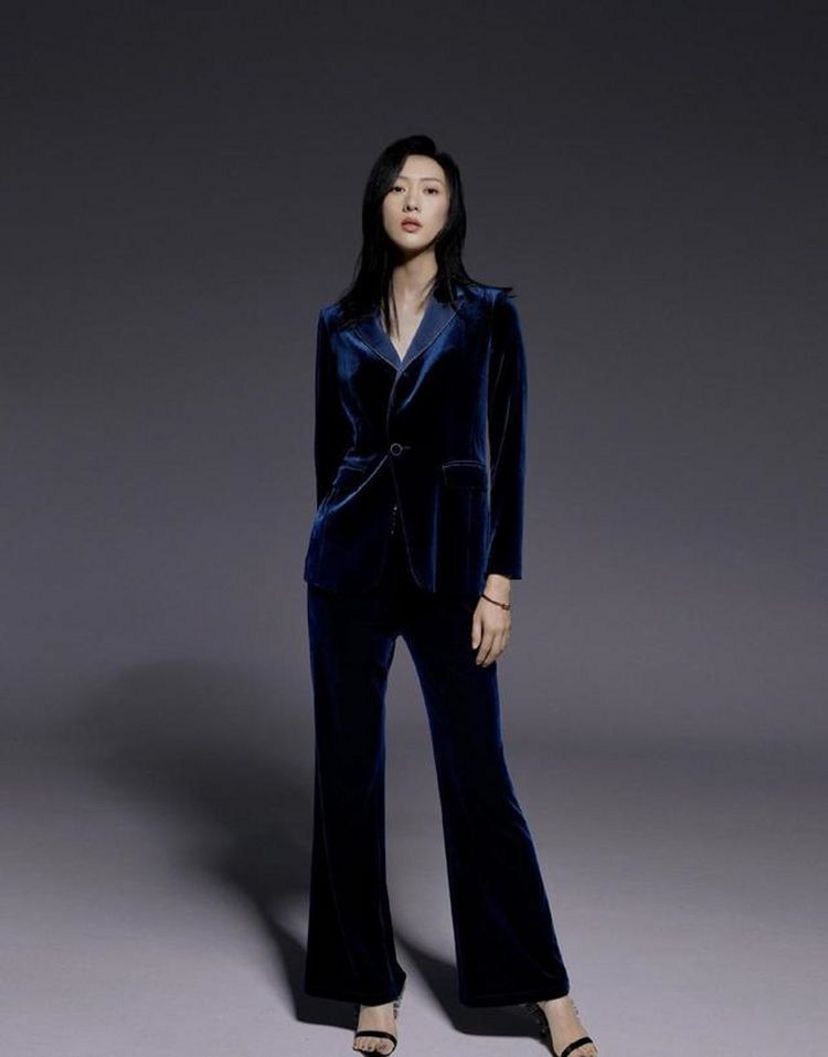 气质|街拍:“牛油果绿”小姐姐,时尚不乏成熟气质,为背面设计点赞