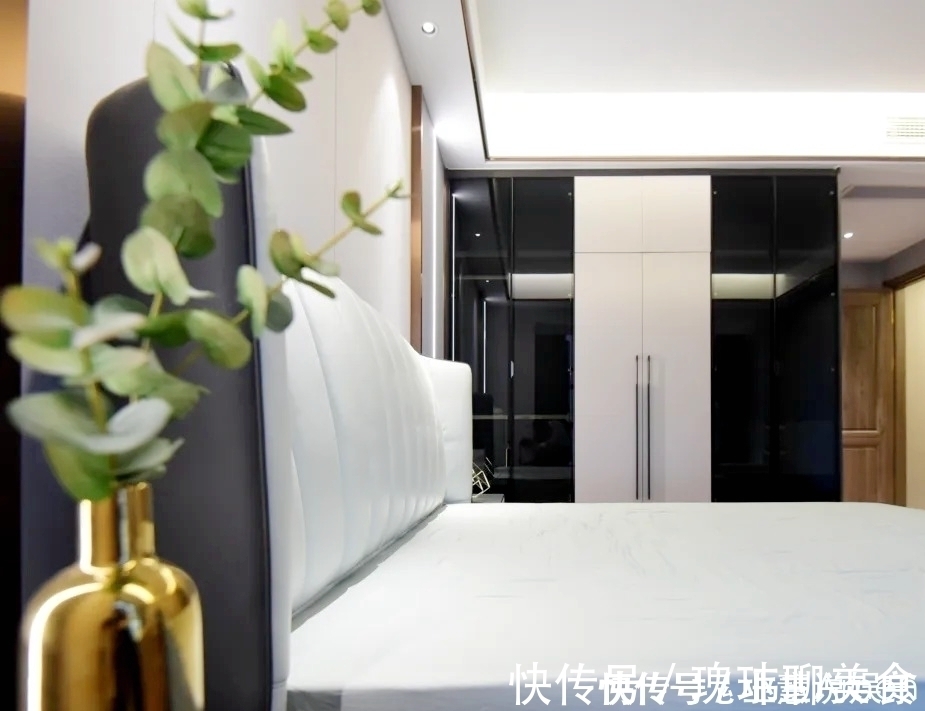 柜门|卧室衣帽间怎么装,不必腾出一个房间来弄,利用好卧室角落就够了