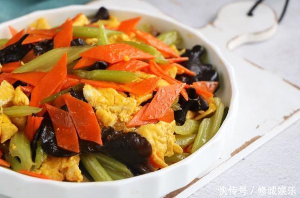 一道解腻解馋的春节菜,芹菜萝卜加木耳,天天吃都不腻