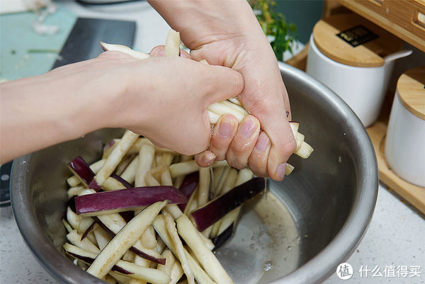清炒茄子|日常三餐 篇三十二:炒茄子时,记住“1腌2捏”,茄子不吸油不发黑,鲜香软嫩,好吃