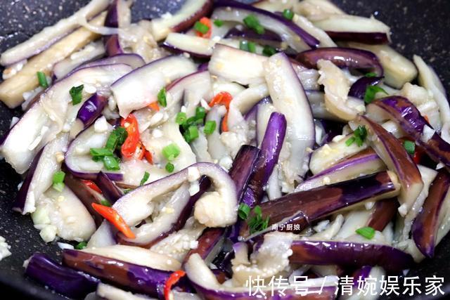 烧茄子|炒茄子时,下锅前多做这一步,茄子不吸油还特别下饭,拿肉都不换