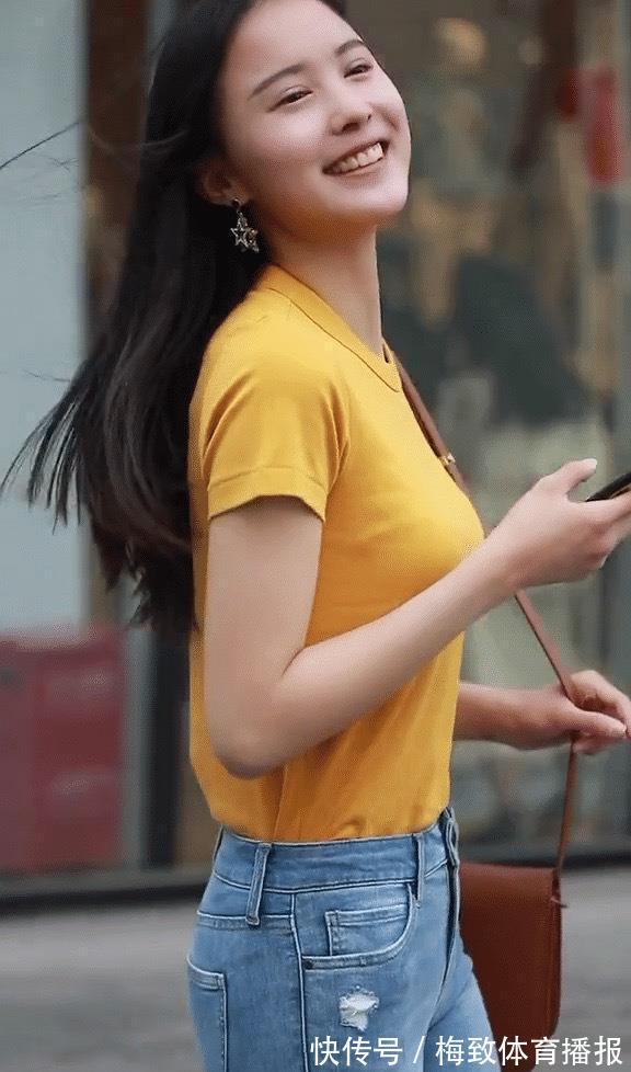 姜黄色 黄色T恤搭配紧身牛仔裤,甜美可爱少女感满满,笑容太迷人了!