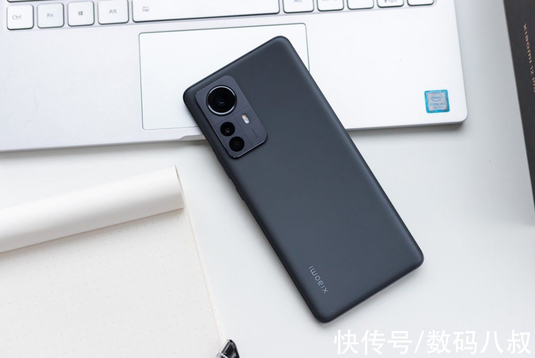 上手|XIAOMI 12 Pro 真机上手测评，不同纯参数卷体验，新一代旗舰异类