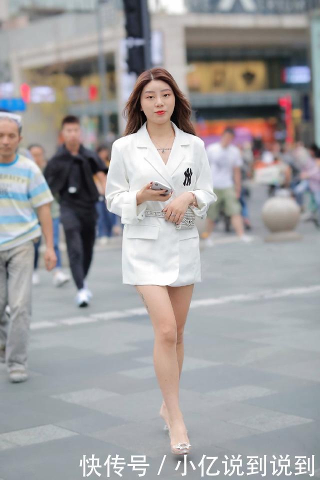 都市白领不会穿搭一件西装轻松解决问题,打造“下衣失踪风”!