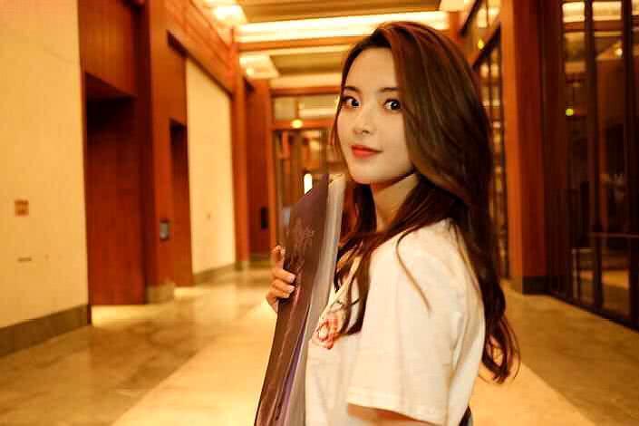 杨超越再次被综艺节目邀请,这次不但没有争议反而是期待