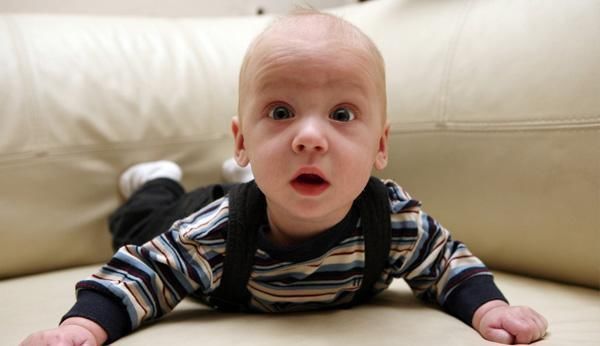 引导|1岁内宝宝四大能力发育标准,若一个没达标,孩子可能发育迟缓了