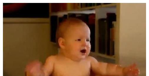 宝宝|1岁宝宝用手抓面吃,看到宝宝战绩,网友:爷爷奶奶是绊脚石