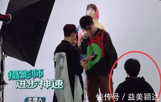 《潮流合伙人》最无存在感的嘉宾,全程坐在角落,一点忙都不帮