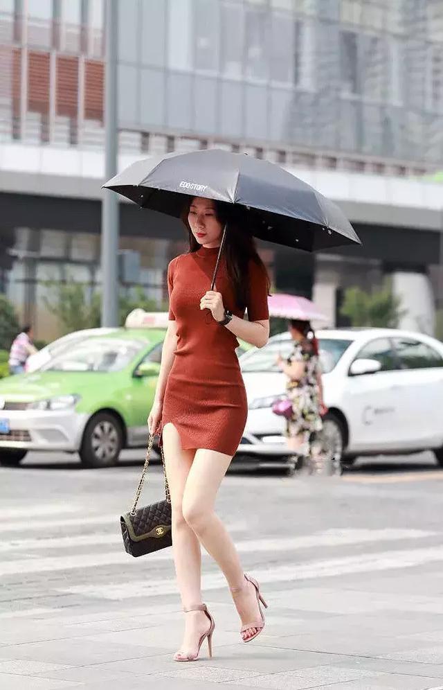 街拍:小姐姐身穿黑灰色的上衣,高挑靓丽,看上去十分的有质感