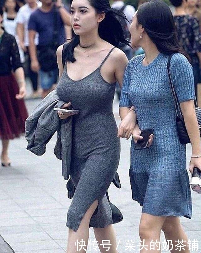 清凉睡裙|街拍一位穿清凉睡裙的小姐姐，优雅时尚又纯美性感