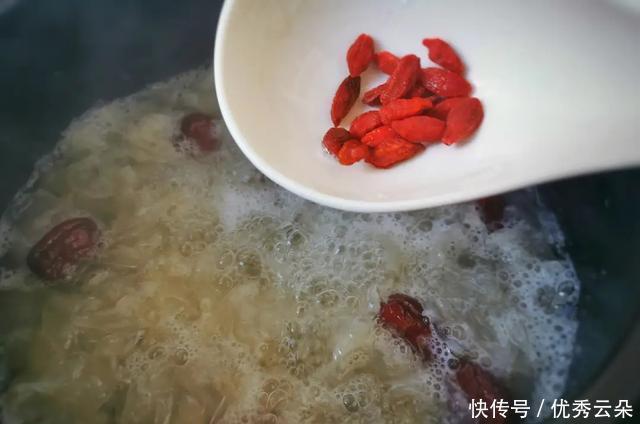 记住|炖银耳时,20分钟就出胶,记住这4招,汤汁黏稠,天冷要多吃
