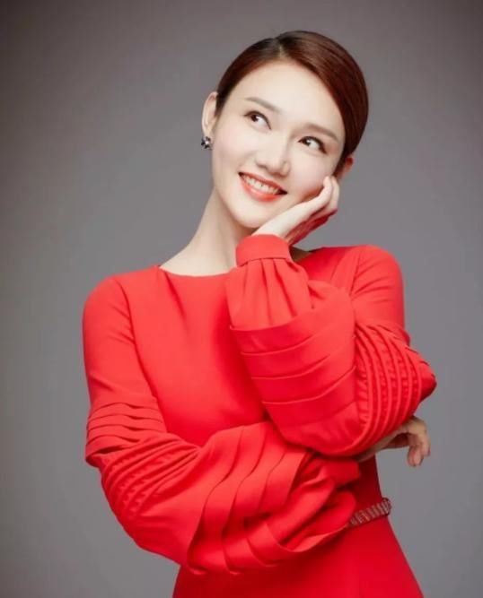 她毕业二本高校，却取代董卿为央视诗词大会主持人，引网友质疑