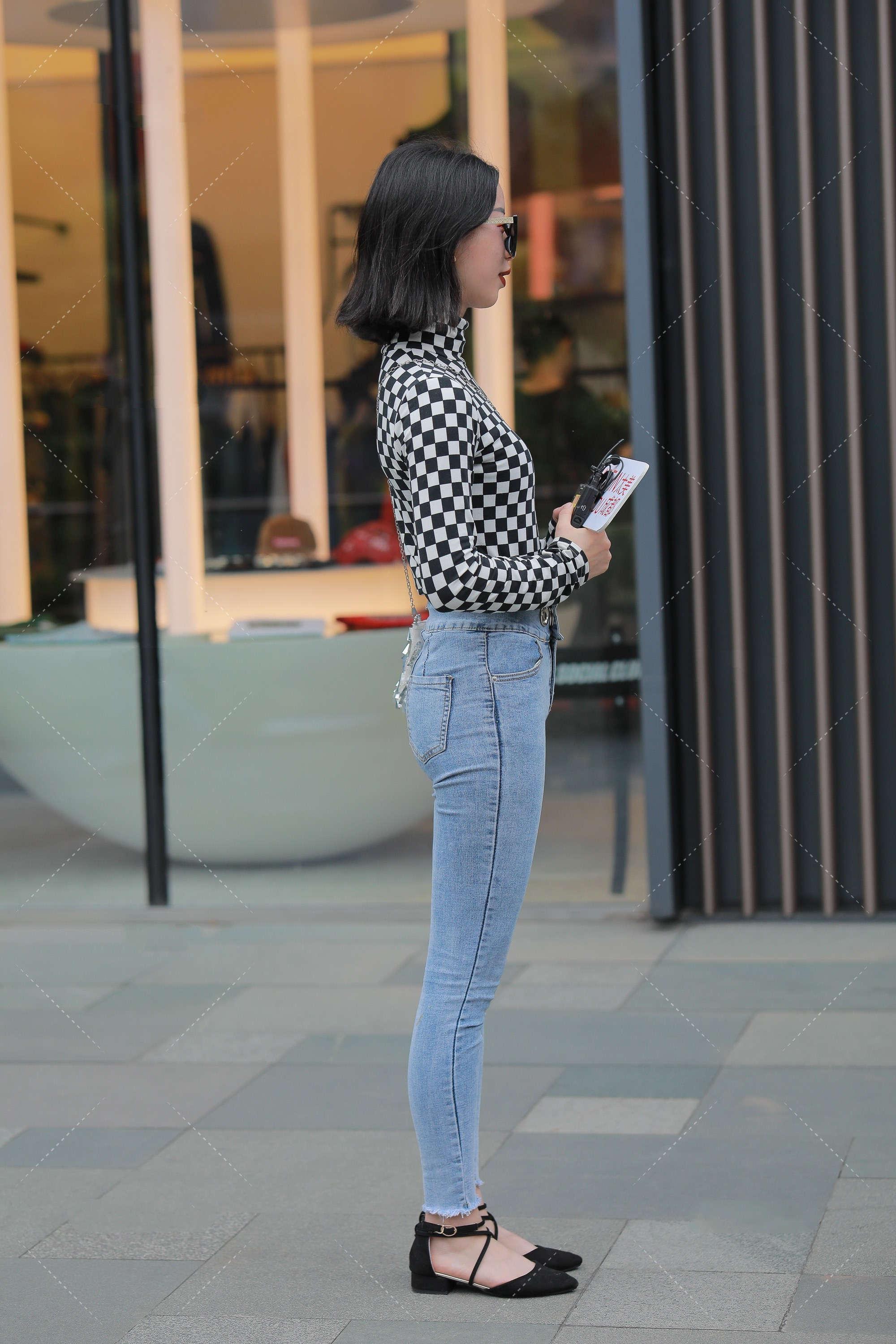 牛仔裤|黑白格上衣搭配浅蓝色牛仔裤, 炫酷清新, 个性时髦