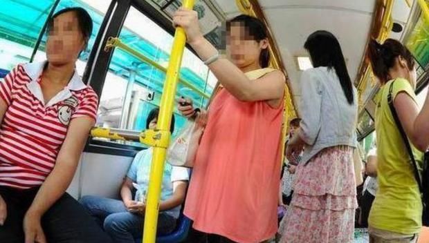 二胎政策|“没车还敢生二胎”孕妈带娃坐公交遭讥讽,女儿霸气回怼赢得称赞