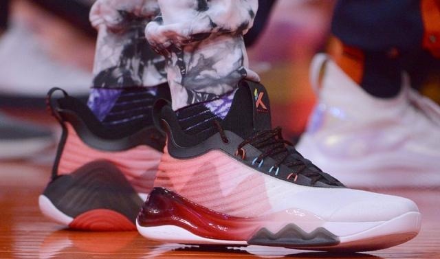 碳板跑鞋 新鞋谍照看个够!安踏又出新科技,匹克碳板跑鞋终于变帅了!