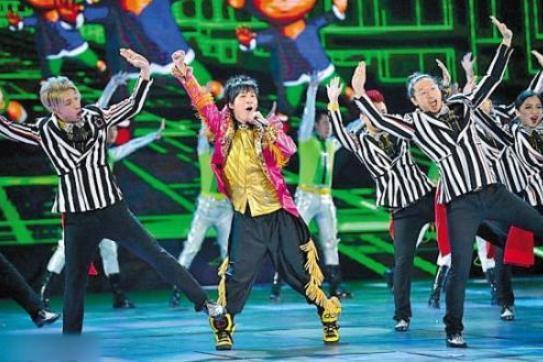 歌手假唱“愈演愈烈”,話(huà)筒拿反不算什么,而他被稱(chēng)“假唱王者”