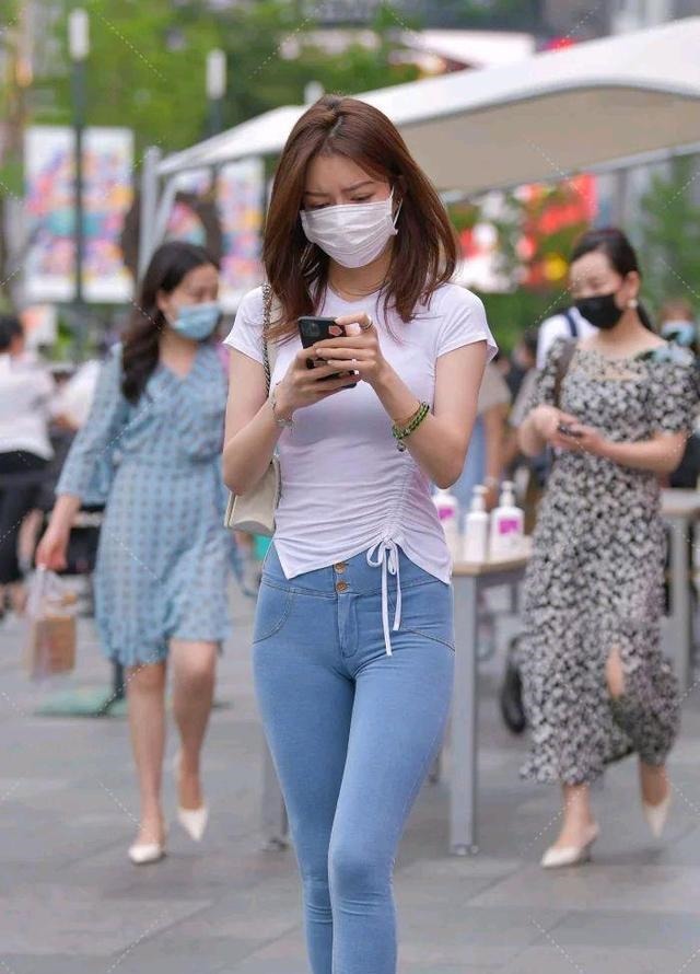 非对称 非对称设计的抽绳短袖，搭配紧身牛仔裤，时髦个性还不失女人味！