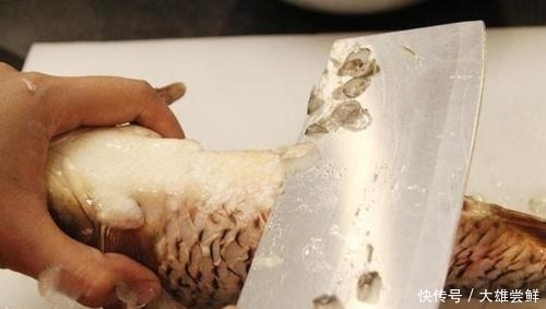 做清蒸鱼时,有人放盐,有人放酱油,都不对,这么做肉嫩更入味!