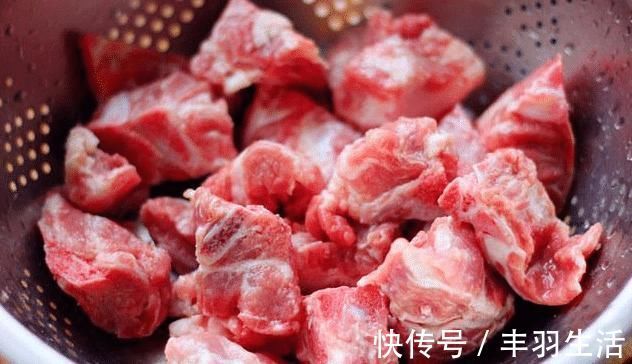 浸泡|炖排骨汤，不要只会焯水，做好3点，排骨香软好吃，汤汁鲜美