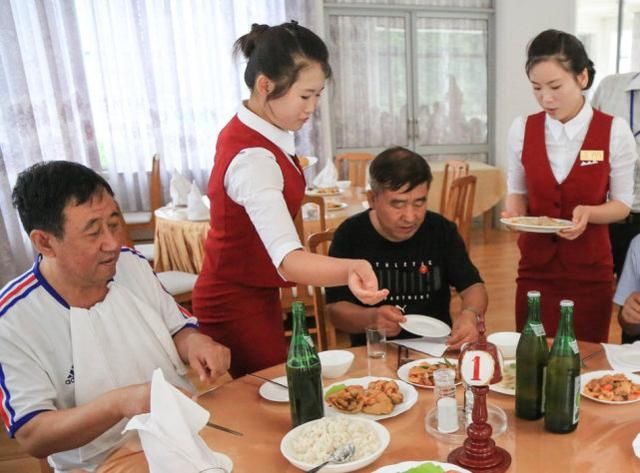 网友到朝鲜旅游每顿都有肉有酒，朝鲜导游收小费很高兴