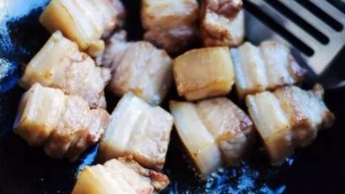 做红烧肉，记住“4个窍门”，做好后肉质软烂不油腻，香味浓